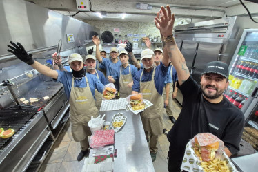 Burguer Parrilla, el negocio de las segundas oportunidades en Manizales. Cambia la perspectiva de una comuna. "La idea es ayudar quienes salen de prisión y quieren trabajar. También hay quienes no consiguen empleo por su género. Acá sí les damos trabajo, no miramos caras", dice el dueño del sitio de comidas.