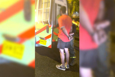 En el barrio Las Mercedes, Cuba, fue capturado un hombre que embistió con su carro a una agente de tránsito