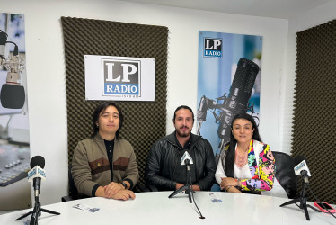 Carlos García y Juan Pablo Ceballos, artistas de Manizales y Ángela Milena Gómez, funcionaria de la Biblioteca de la Universidad Autónoma de Manizales. 