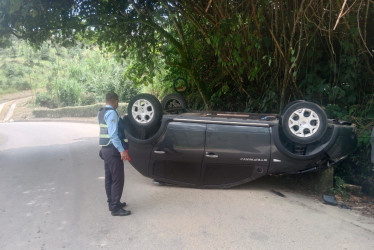 Así quedó el carro que se volcó en la vía Neira - Aranzazu.