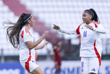 La selección chilena celebra uno de los dos goles que convirtió en su partido ante Venezuela en el inicio del Sudamericano Sub-17 Femenino.