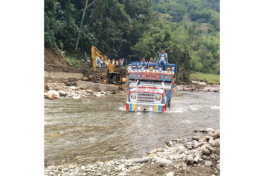 La chiva de transporte público, con ruta entre Nariño (Antioquia) y Arboleda (Pensilvania), atravesó este Jueves Santo el río Samaná.