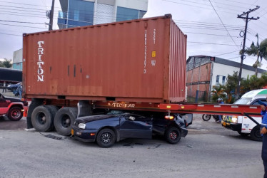 El accidente ocurrió a las 4:00 de la mañana aproximadamente, lo que generó un trancón.