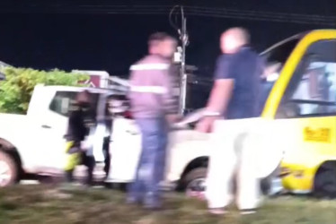 Una discusión entre el conductor de una motocicleta y una camioneta, al parecer provocó un accidente contra el Megabús en Pereira