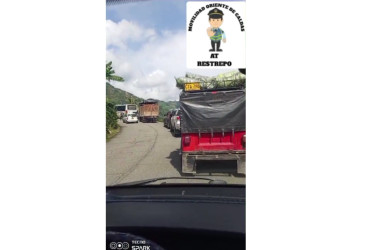 Las autoridades tuvieron que intervenir para que los conductores movieran sus vehículos de la vía. El trancón se despejó alrededor de las 10:00 a. m. En la foto, el represamiento que hubo en la carretera.