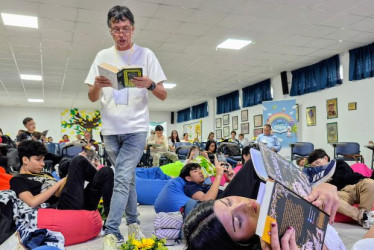 Leonardo Grisales, profesor de Lengua Castellana de la Normal de Manizales, leyó el segundo capítulo de Cien años de soledad. 