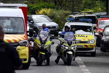 La Policía y las ambulancias a las afueras del Instituto Notre-Dame-de-Toutes-Aides en Nantes, Francia.