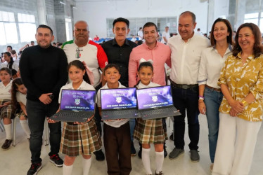 Estudiantes de Chinchiná recibieron 65 computadores. 