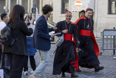 El cardenal Jean-Paul Vesco, arzobispo de Argel (izq.), y el cardenal Frank Leo (der.), arzobispo de Toronto, llegan a la Ciudad del Vaticano este miércoles 30 de abril de 2025.