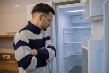 Hombre mirando una nevera