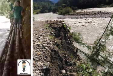 Ciudadanos improvisaron un puente de guadua sobre el río Samaná Sur para transportar mercancía y abrir el paso a las motos. Una creciente "se tragó" la vía el viernes (11 de abril).