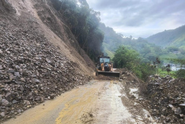 Sugieren transitar con cuidado por una vía del Norte de Caldas debido a la caída de rocas. La ruta cuenta con cierre nocturno de 6:30 p. m. a 6:00 a.m.