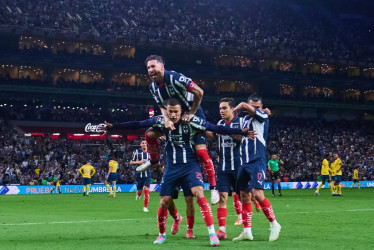 El jugador caldense Nelson Deossa celebra con su compañero el español Sergio Ramos.