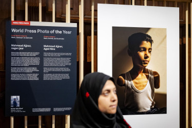 La fotógrafa palestina Samar Abu Elouf posa ante su fotografía ganadora del premio World Press Photo del año
