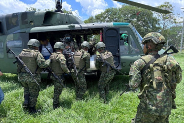 Tropas del Ejército Nacional evacúan el cuerpo del supuesto integrante del Clan del Golfo que murió tras un combate en el departamento de Bolívar.