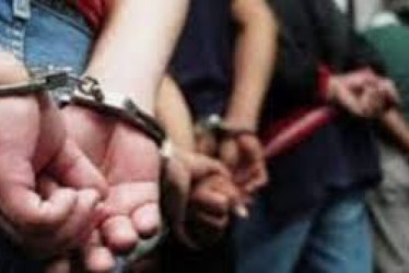 A los dos les dieron medida de detención domiciliaria.