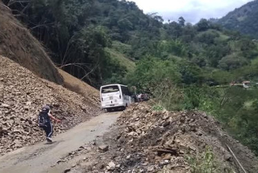 Paso a un carril en la vía Salamina - Aranzazu este domingo, 20 de abril.