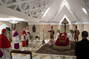 El Vaticano difundió este martes las primeras imágenes del papa Francisco, fallecido este lunes a los 88 años, en el féretro de madera en la capilla de la que fue su residencia, la Casa Santa Marta. El papa descansa sobre un féretro de madera forrado de terciopelo rojo con una casulla purpura y una mitra blanca y en las manos lleva un rosario.