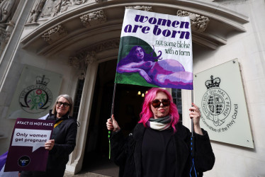 Mujeres celebran frente a la Corte Suprema en Londres este 16 de abril luego de su fallo que establece que la definición de mujer se basa en el sexo biológico.