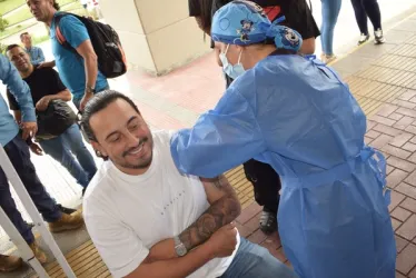 El gobernador Juan Diego Patiño se vacunó contra la fiebre amarilla.