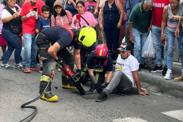 El cuerpo de bomberos voluntarios de Santa Rosa de Cabal atendió la emergencia de un hombre atrapado en un alcantarilla 
