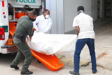 Tenía dos lesiones producidas con arma de fuego en el tórax y la muñeca de mano izquierda,.