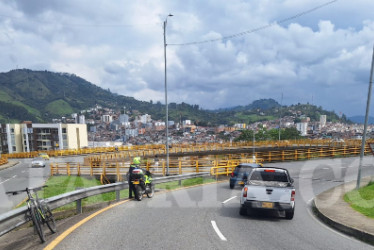 Un ciclista perdió la vida tras chocar con la barrera de seguridad de la vía anterior a la glorieta que conecta al barrio El Paraíso de Manizales con la vía Panamericana. 