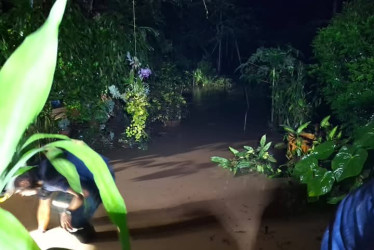 Así pasaron la noche los habitantes de Supía debido al desbordamiento de la quebrada Rapao.