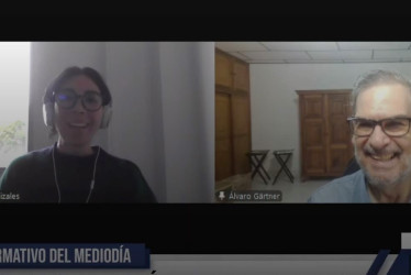 Juliana Ceballos Roja, gestora cultural de la Biblioteca del Centro Colombo Americano de Manizales y Álvaro Gartner, presidente de la Academia Caldense de Historia