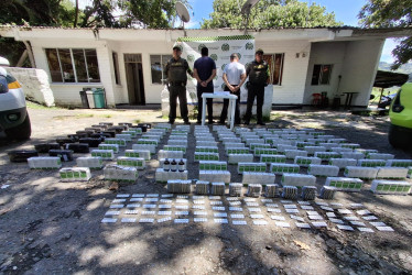 Los capturados son señalados de transportar en una caleta del bus los medicamentos utilizados para fabricar tusi.