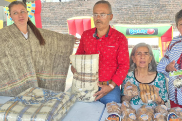 Jhoana Osorio, Darío Alonso Zapata, Sara Inés Restrepo y Fanny Escobar Gómez, representantes de la Mesa de Víctimas de Marulanda. 