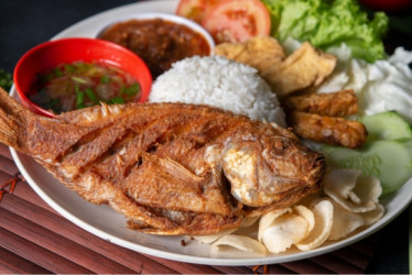 pescado frito con acompañamientos