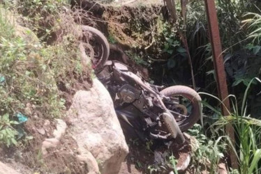 Así quedó el vehículo luego de pasar por el puente que conecta a las veredas La Quinta y La Amalia en Supía. 