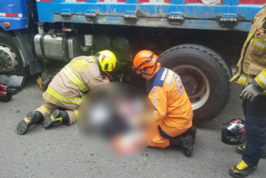El motociclista, de 20 años, terminó con la manigueta incrustada en la pierna izquierda.
