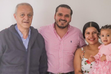 Jhon Jairo Castaño, alcalde de Neira, en medio de los padres de Nazly. 