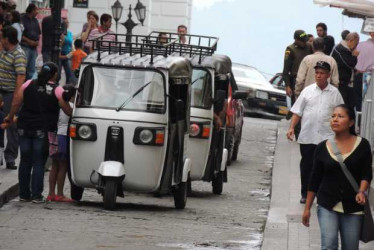 Los motocarros son el principal medio de transporte público en Neira.