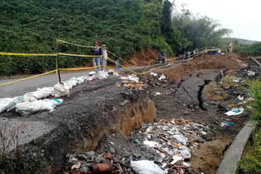 La solución es de relleno en la vía. La pérdida de banca en un tramo que lleva de Caldas a Risaralda hizo cancelar las clases de ayer en los colegios de la zona. En la vía se depositó relleno. La Secretaría de Infraestructura de Caldas asegura que hace estudios para una atención definitiva.