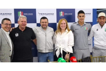 Ejecutivos de Terrawind, directivos, técnicos y jugadores del Once Caldas. A la derecha, Dayro Moreno.