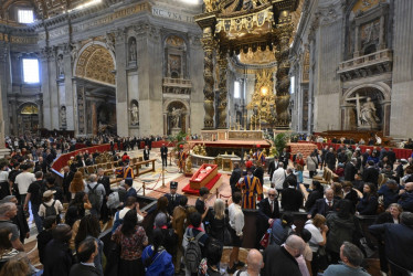 capilla ardiente del papa Francisco en la basílica de San Pedro del Vaticano