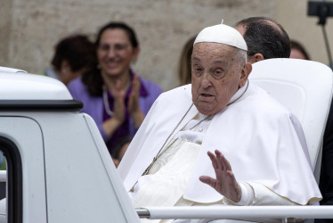 Papa Francisco este domingo (21 de abril) en su última aparacición pública durante su recorrido por la plaza de San Pedro.
