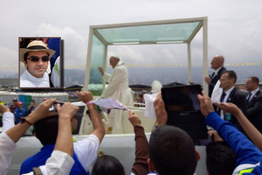 El recorrido del papa Francisco por el aeropuerto Olaya Herrera, de Medellín, en el 2017, y de cerca el manizaleño Andrés Cortés observándolo y recibiendo sus bendiciones.
