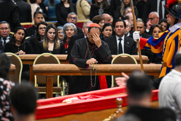 Un sacerdote rinde homenaje al Papa Francisco mientras yace en capilla ardiente en la Basílica de San Pedro, en la Ciudad del Vaticano, el 25 de abril de 2025.