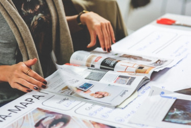 Mujer lee una revista