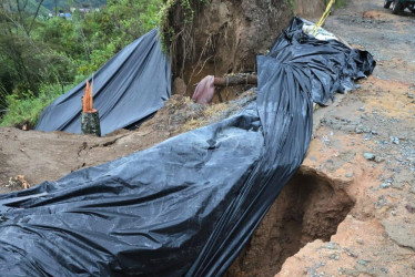 Pérdida de banca en una vía rural de Manizales. La Alcaldía informó que expertos evalúan la situación. La Gobernación de Caldas también reportó 11 vías cerradas este martes (8 de abril).