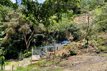  Hace 10 días el talud se derrumbó sobre la nueva PTAR del centro vacacional El Bosque de Confa en Pensilvania