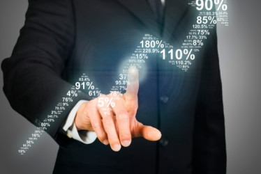 Mano tocando una flecha que sube