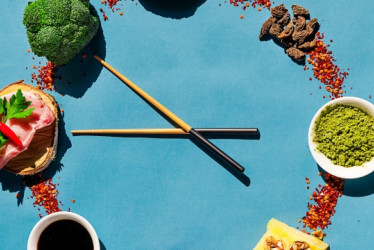 Palillos chinos rodeados por alimentos