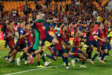 Los jugadores del FC Barcelona celebran su victoria en la final de la Copa del Rey a la finalización del encuentro que han disputado hoy sábado Real Madrid y FC Barcelona en el estadio de La Cartuja, en Sevilla.