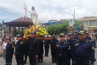 La procesión del Resucitado estuvo a cargo del Cuerpo de Bomberos