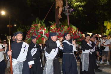 En la Semana Santa de 2025 el alcalde de Dosquebradas, Roberto Jiménez, ha sido protagonista. Revivió el viacrucis de Dosquebradas y cargó al Cristo de Limpias